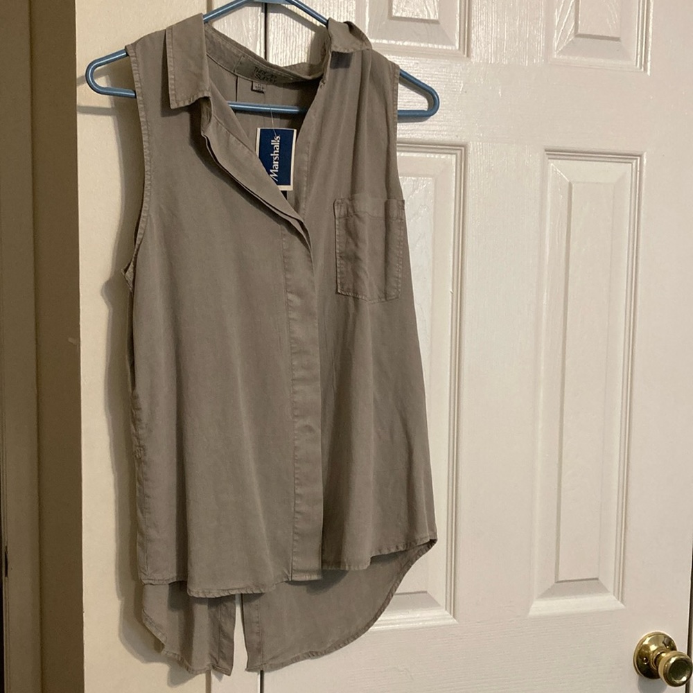sleeveless top